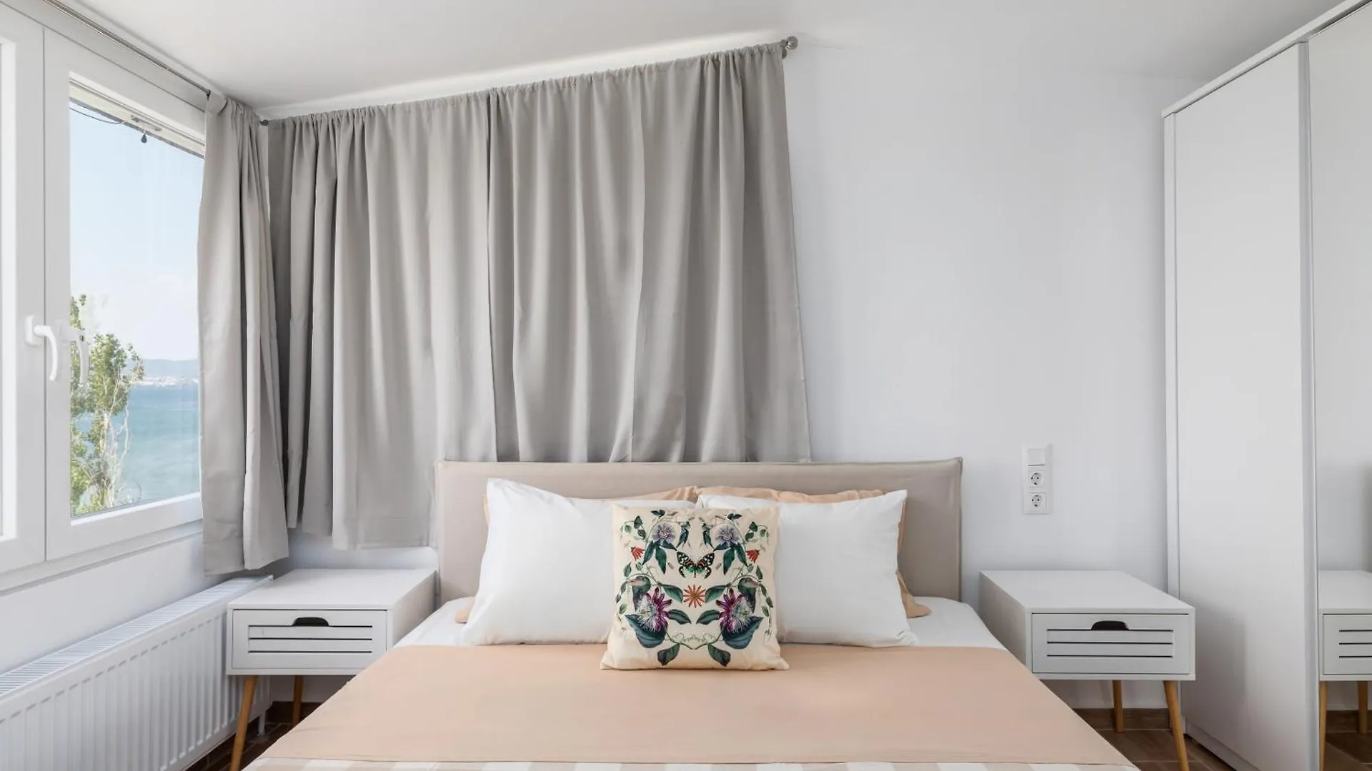 Malibu By Halu!, Seaside Apartment In Perea Peraia