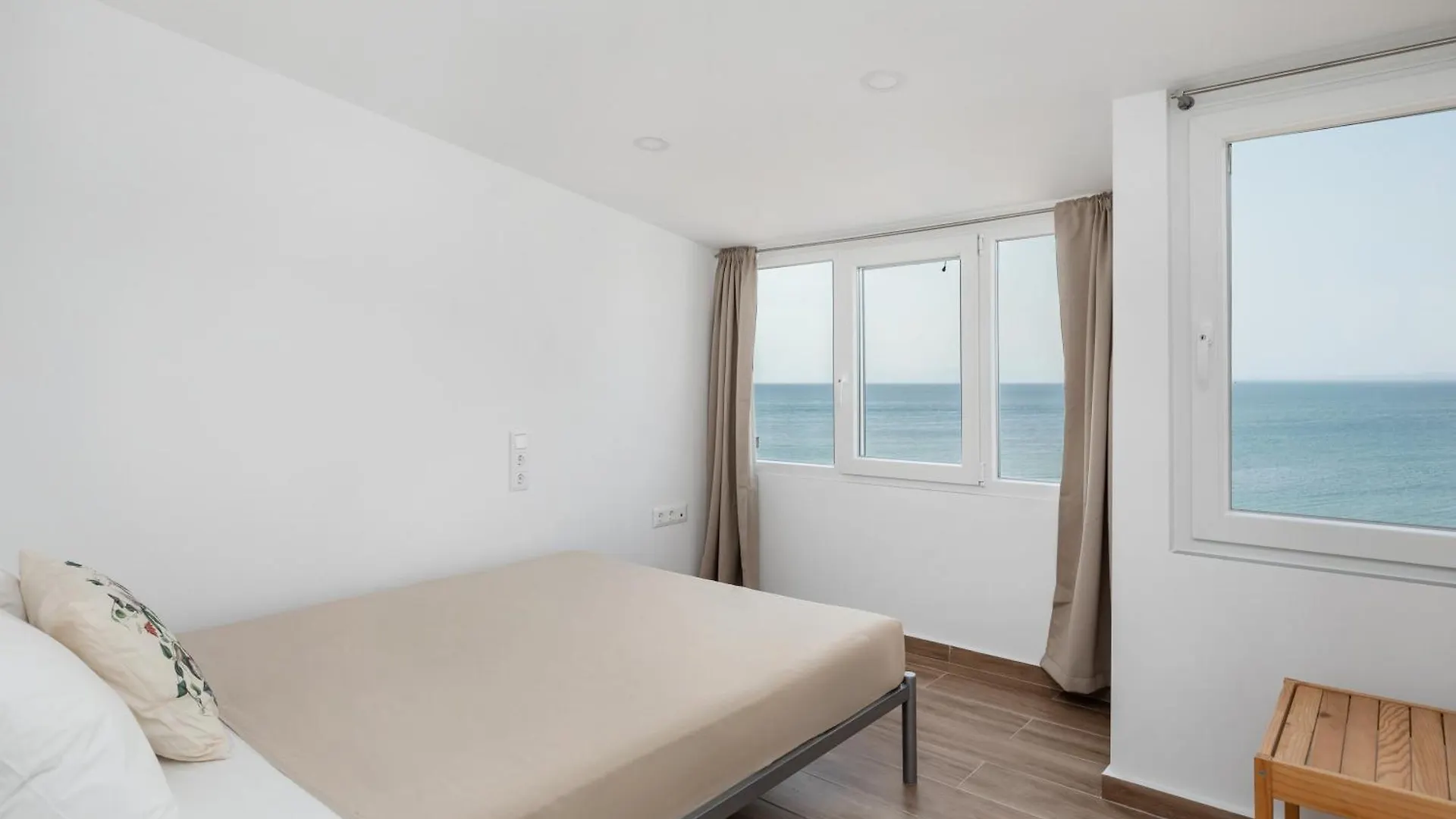 Malibu By Halu!, Seaside Apartment In Perea Peraia